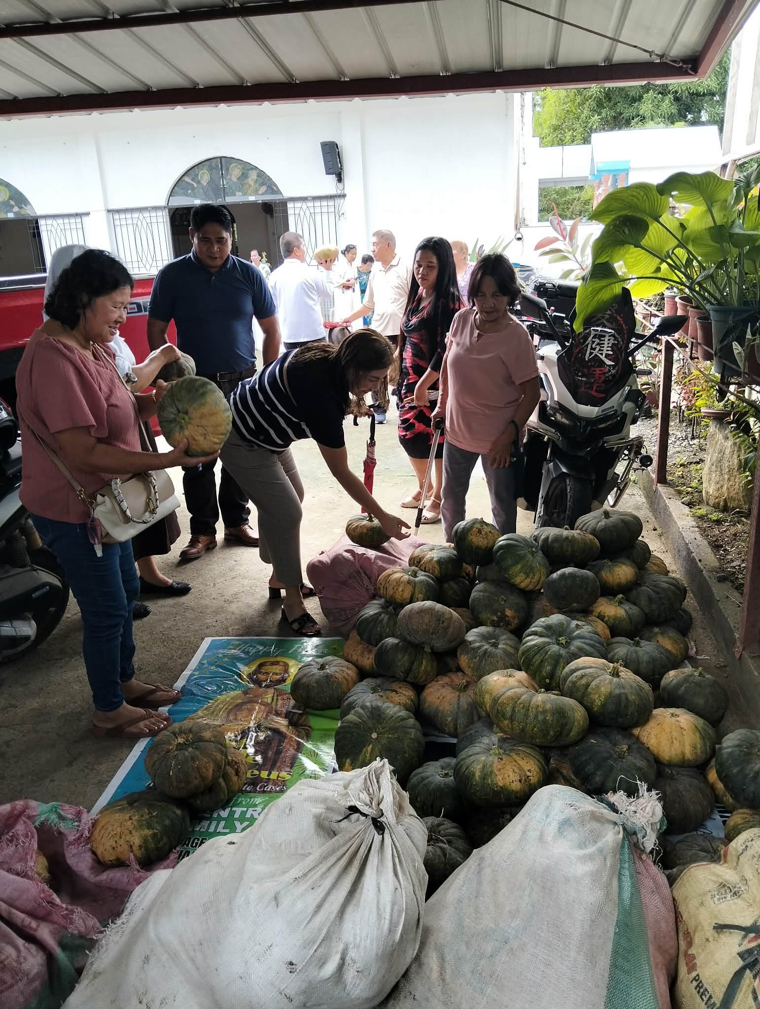 Community vegetable market activity